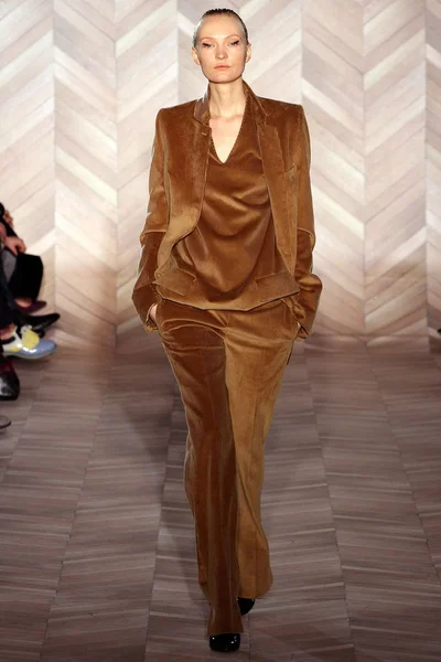 Look 16